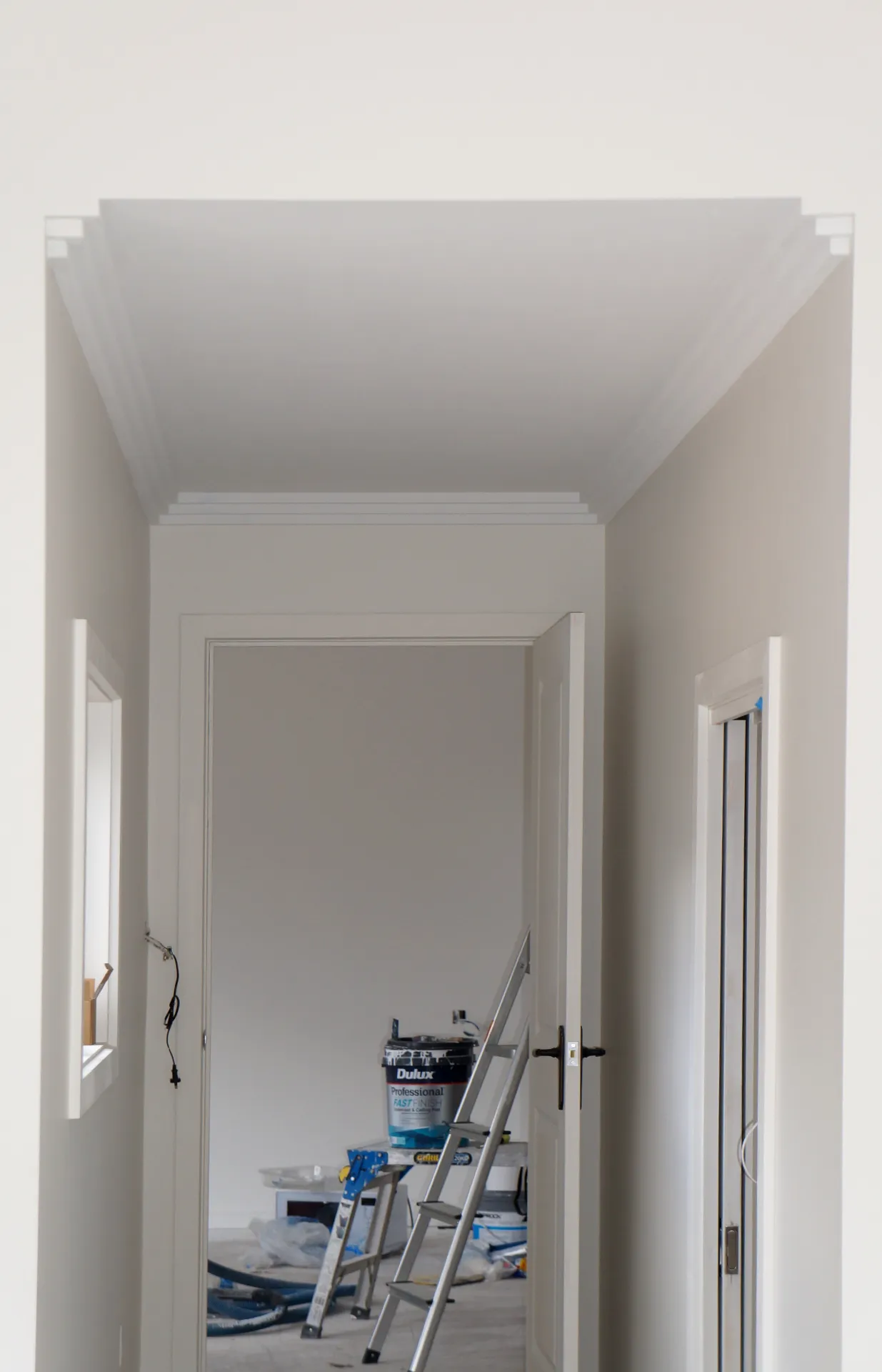 Detail of ceiling and door featuring art deco style 3-step cornice